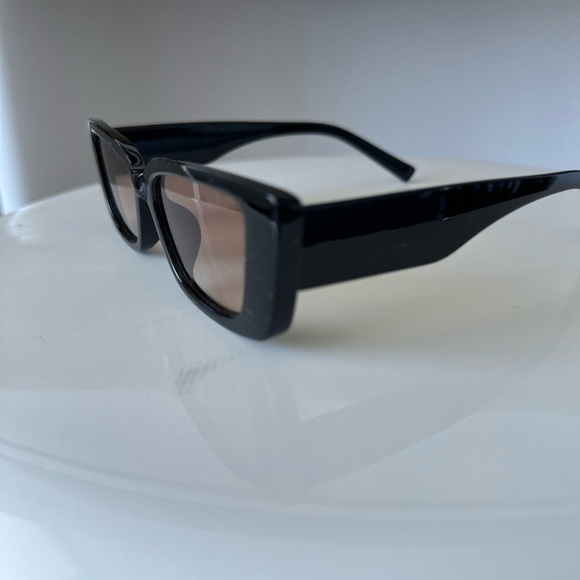 New never worn sunglasses - Picture 3 of 4